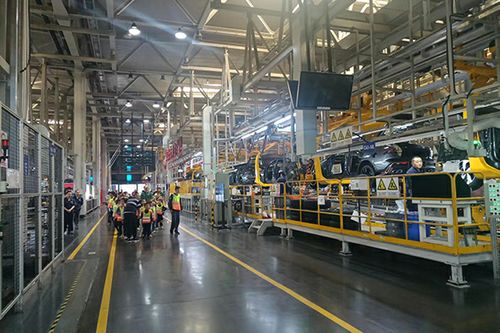 金山小學(xué) 兩江人民校園記者團(tuán)開展青少年研學(xué)活動(dòng) 走進(jìn)長(zhǎng)安汽車智慧工廠探訪科技奧秘